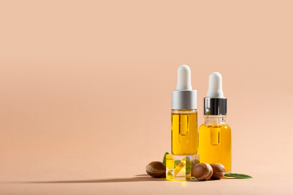 Aceite de argán beneficios - Frascos con aceite esencial y cuenta gotas para facilitar la aplicación del producto