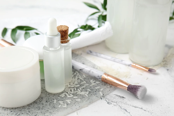 agua de arroz para el pelo - Insumos para preparar mascarilla capilar casera sobre la mesa