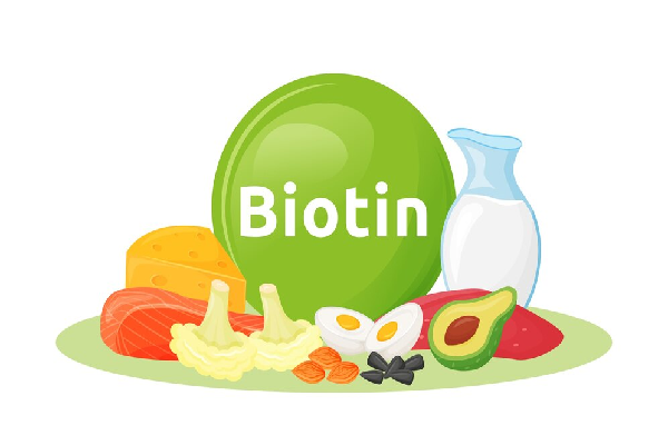 biotina y sus beneficios - Ilustración de alimentos ricos en vitamina B7 servidos sobre una superficie