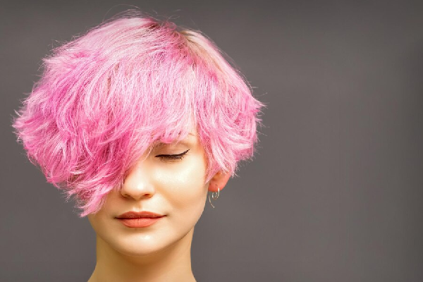 mejores cortes de pelo para cara redonda - Mujer cierra los ojos para nuevo tinte color fantasía