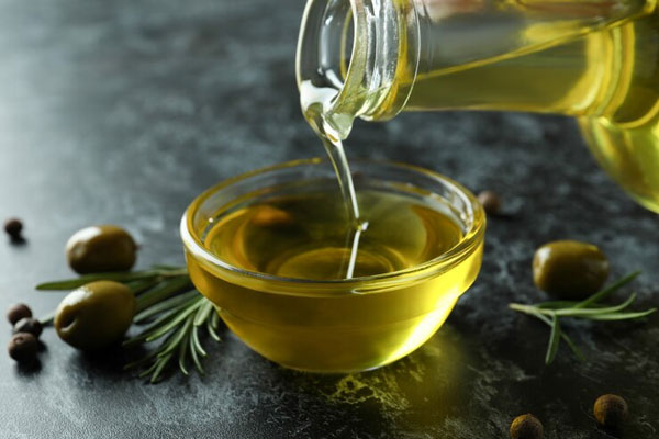 Aceite de oliva - Pequeña muestra de la calidad de un aceite extravirgen rodeado de aceituna 