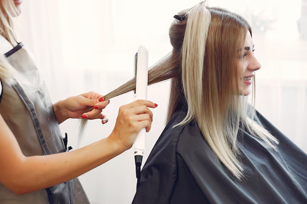 Bioplastia capilar - Estilista sella producto de keratina y ácido hialurónico para realzar la vitalidad del pelo 