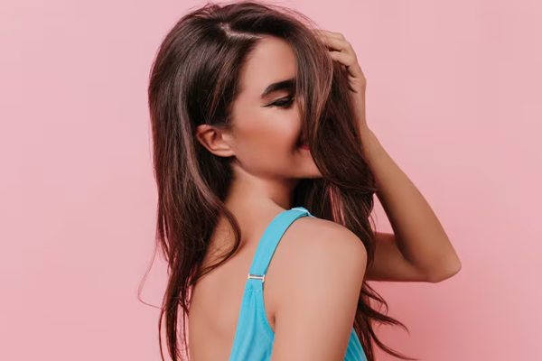 Joven exterioriza su felicidad tras descubrir los múltiples beneficios del ácido hialurónico para el pelo 