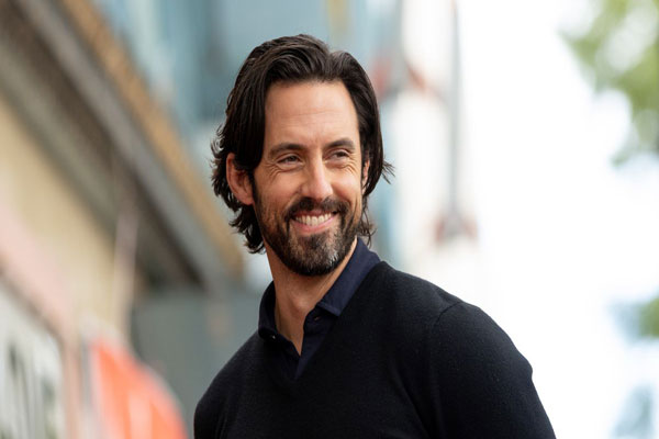 Cortes de pelo largo para hombre - Caballero de amplia sonrisa se muestra visiblemente satisfecho con la apariencia de su cabello