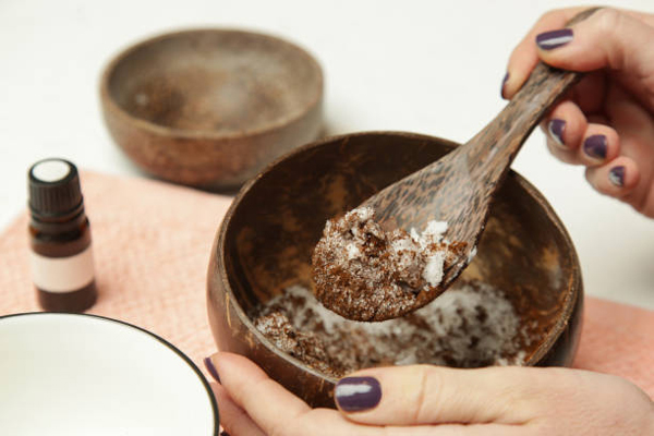 Mezclan café molido con aceite de coco para preparar una efectiva y revitalizante mascarilla capilar