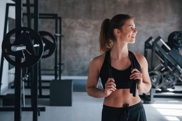 Joven recoge su cabello hacia atrás para sentirse más cómoda en el gimnasio