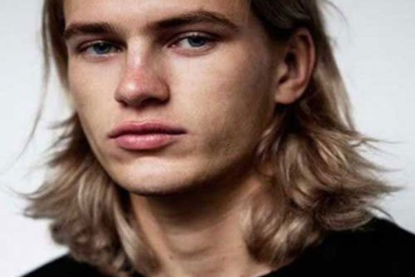 Cortes de pelo largo para hombre - Modelo masculino con rasgos europeos se suma a la tendencia de peinados vanguardistas en hombre