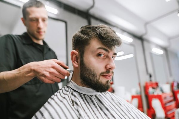 Cortes de pelo para cara redonda - Barbero trabaja en afeitado personalizado para nuevo cliente