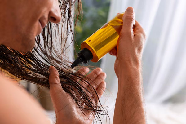Hidratación capilar con aceites esenciales para reparar las puntas maltratadas