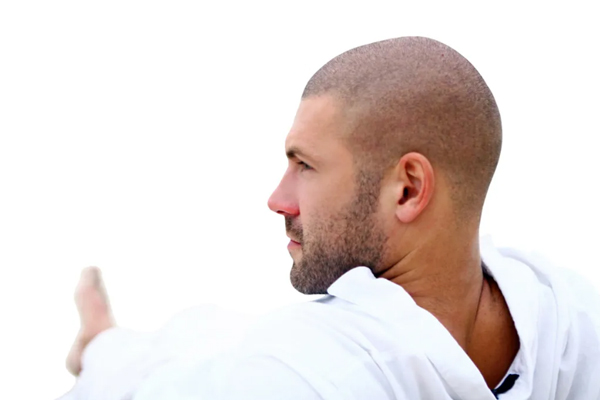 Tricopigmentación - Hombre con barba y cabello rapado se muestra visiblemente satisfecho con los resultados de un tatuaje capilar
