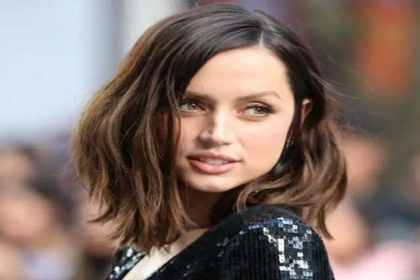 Cortes de pelo para cara redonda - Ana de Armas con vestido de lentejuelas y al día con las tendencias en materia de peinado para su tipo de rostro