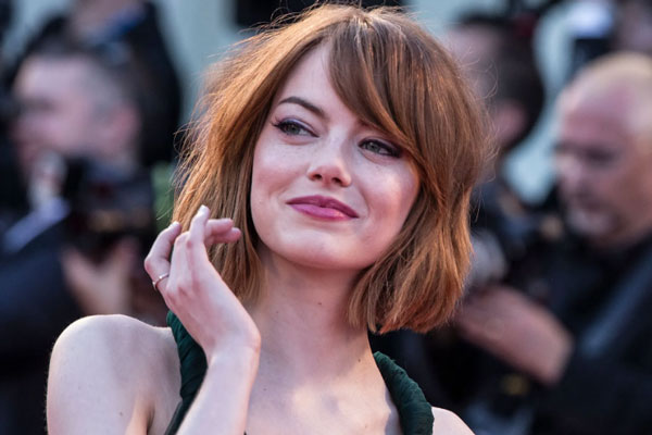 Cortes de pelo para cara redonda - Emmna Stone se suma a la tendencia del estilo midi y lo lleva muy bien en alfombra roja