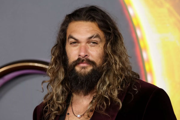 Jason Momoa exhibe su característico look rebelde con reflejos dorados en las puntas