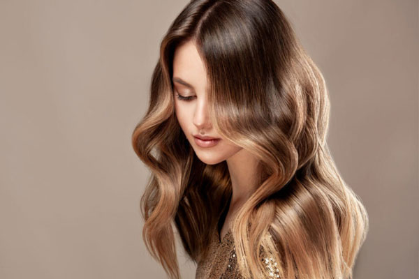 Aceite de oliva - Perfil favorecedor de una joven con el cabello teñido visiblemente cuidado, suave y brillante 