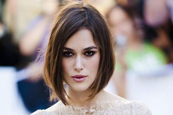 Modelo de rostro delgado se suma a la tendencia de cabello corto en las pasarelas