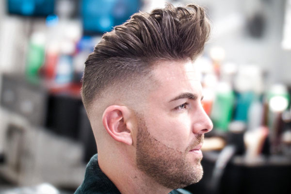 Cortes de pelo para cara redonda - Hombre con copete exhibe un nuevo estilo para verse más guapo y moderno