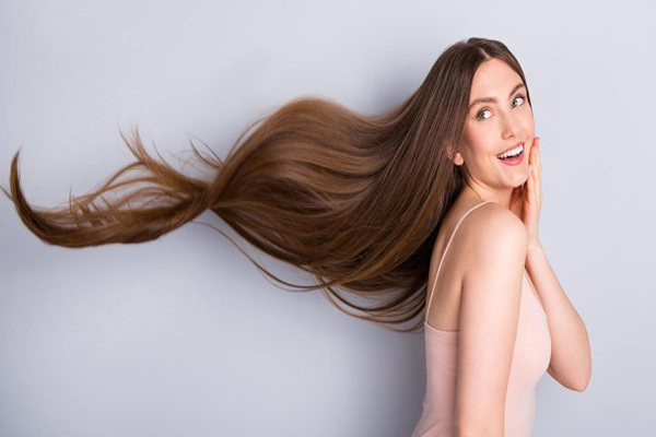 Tips para hacer crecer el pelo - Joven de tez blanca muestra el increíble largo de cabellera tras meses de cuidado