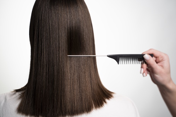 Botox capilar - Mujer con el cabello liso y brillante, gracias al tratamiento de botox para el pelo