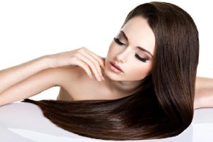 Botox capilar - Mujer posando con su cabello completamente liso, gracias al tratamiento de botox en el pelo