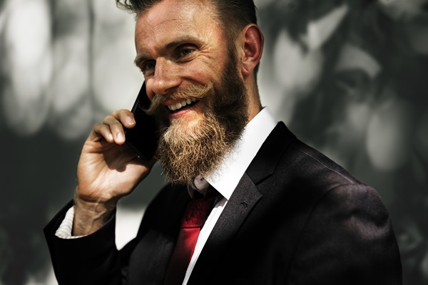 Peinados de hombre para bodas - Hombre con peinado estilo hipster, el cual se adapta a su estilo y lo hace lucir atractivo el día de la boda