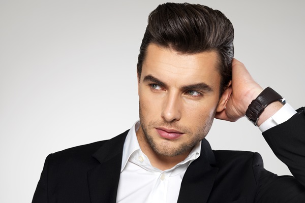 Peinados de hombre para bodas - Hombre con peinado estilo tupé, el cual le da un look moderno y atractivo el día de su boda
