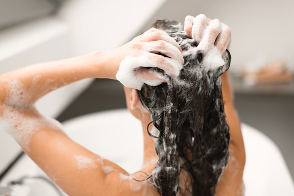 Pelo seco - Mujer lavando su cabello con un champú de calidad, para hidratarlo y devolverle el brillo