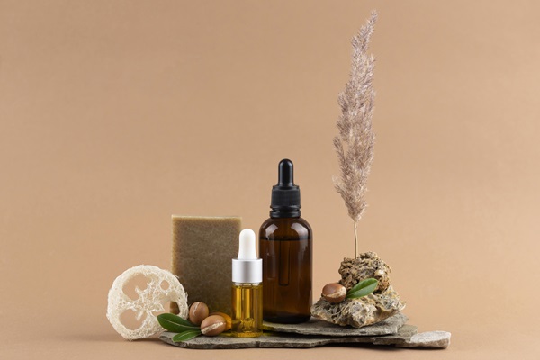 Recipiente con aceite natural de argán que ayuda a revitalizar, hidratar y fortalecer el cabello