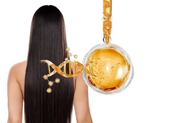 Mujer de espalda con su cabello liso y la imagen de la estructura del producto que utiliza para hidratar el pelo