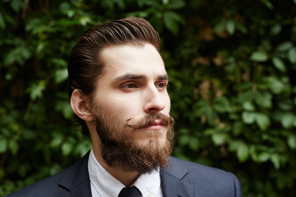 Peinados de hombre para bodas - Hombre con peinado despuntado, el cual le brinda un look fresco y moderno para el día de su boda