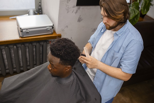 Estilista cortando el cabello del novio días previos al evento nupcial, para mantener los rizos en buenas condiciones