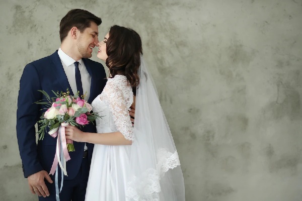 Peinados de hombre para bodas - Pareja feliz el día de su boda, luciendo los mejores peinados para salir elegantes en las fotos
