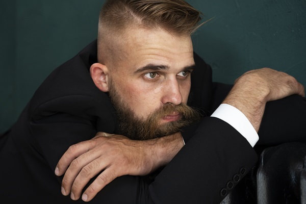 Peinados de hombre para bodas - Hombre posando con un peinado estilo Spiky, el cual ofrece un equilibrio entre clásico y moderno para el día de su boda