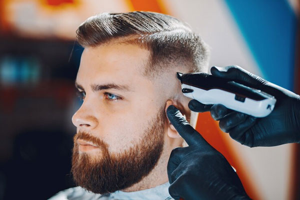 Hombres con entradas - Barbero pule el corte de un cliente con barba y estilo moderno