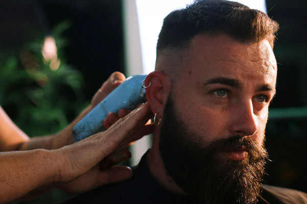 Hombres con entradas - Hombre barbado acude a la peluquería para retocar su look y mejorar su presencia