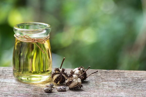 Aceite de ricino para el pelo - Recipiente con aceite de ricino, el cual aporta muchos beneficios al cabello