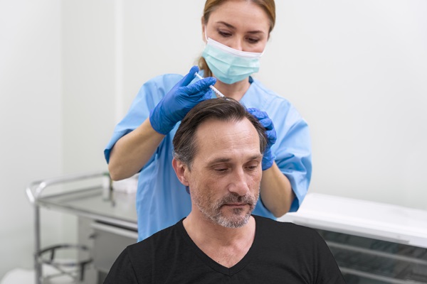 Técnica FUT/FUSS - Doctora extrayendo la tira de piel con los folículos pilosos, para realizar el implante de cabello con la técnica FUT/FUSS