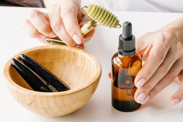 Aceite de ricino para el pelo - Recipiente con aceite de ricino y un rodillo, para dar masajes e incentivar la circulación sanguínea en el cuero cabelludo