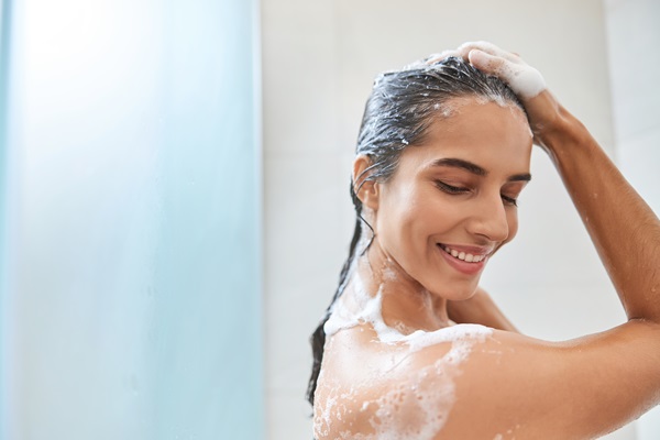 Ronquina para el pelo - Mujer lavando su cabello con champú antes de aplicar el tratamiento con ronquina, para dejarlo completamente limpio