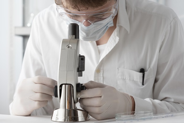 Doctor separando los folículos pilosos que se van a implantar, utilizando un microscopio para realizarlo de manera precisa