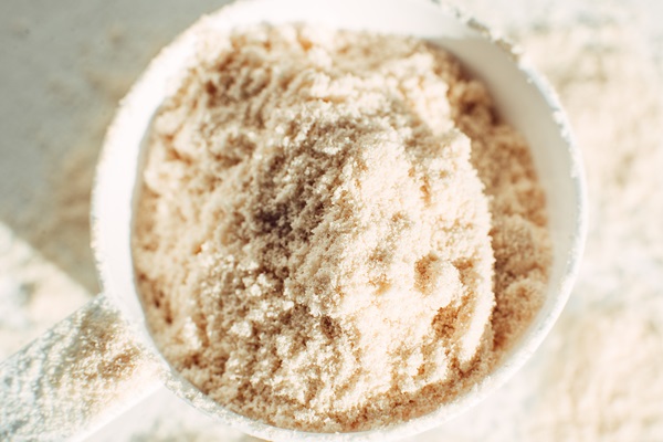 Mezcla de avena y azúcar para realizar una mascarilla casera que permite limpiar el cuero cabelludo