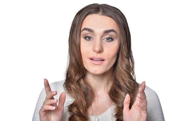 densidad del pelo fino - mujer blanca de pelo largo y una blusa blanca hablando