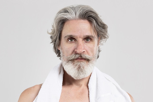 Prótesis capilar - Hombre utilizando una prótesis capilar de manera indetectable, luciendo como su cabello natural de color gris con canas