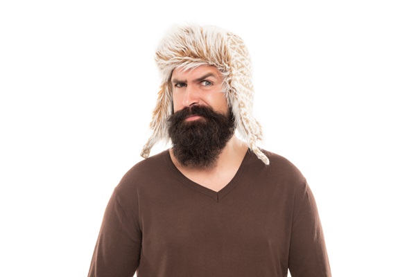 Prótesis capilar - Hombre utilizando una peluca para cambiar su look en lugar de una prótesis capilar, por lo cual luce menos real