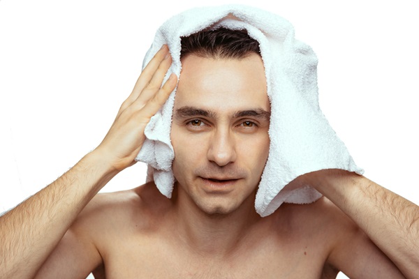 Exfoliantes capilares - Hombre secando su cabello luego de realizar una exfoliación capilar, para eliminar las impurezas del cuero cabelludo
