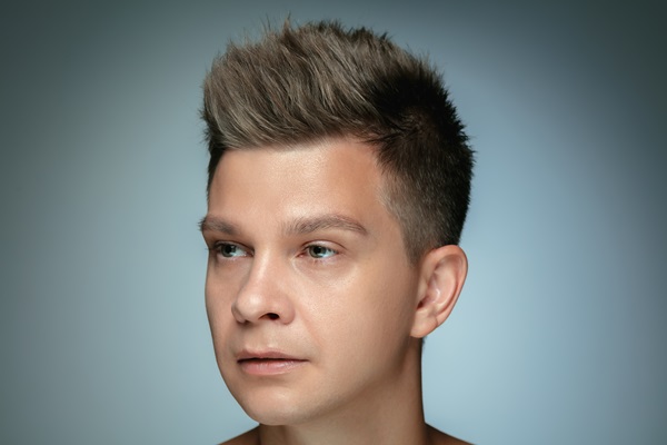 Hombre con un peinado muy atractivo, realizado en su cabello postizo que luce completamente real
