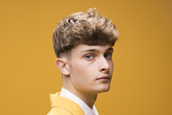 Prótesis capilar - Hombre usando una prótesis capilar que lo ayuda a aumentar el volumen del cabello, luciendo muy natural