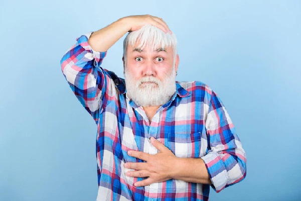 Hombre sosteniendo su cabello postizo, hecho con hebras naturales para que luzca completamente real