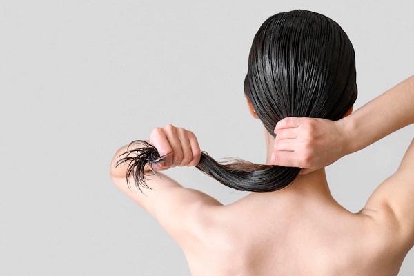 Ronquina para el pelo - Mujer manejando su cabello liso y saludable gracias a los beneficios de la ronquina en el pelo