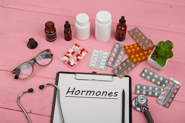 Testosterona y caída del cabello - Imagen con diferentes suplementos de hormonas para hombre