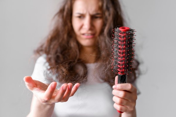 densidad del pelo fino -  mujer con problemas de caída del cabello por culpa de su pelo fino